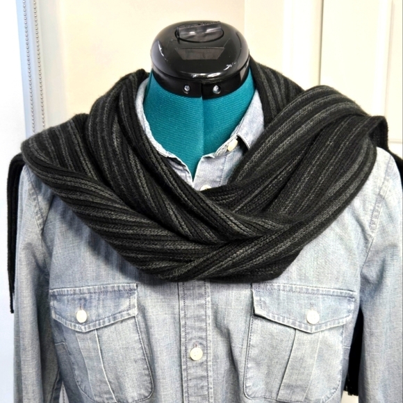 MICHAEL KORS LONG BLACK & GREY STRIPE SCARF FRINGE ENDS UNISEX OS WINTER COSY - Picture 1 of 12